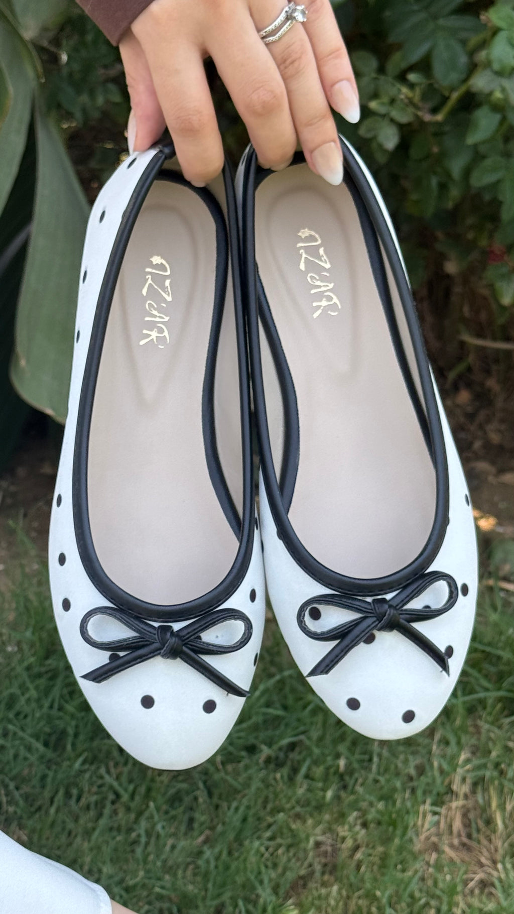 Polkadot flat - white
