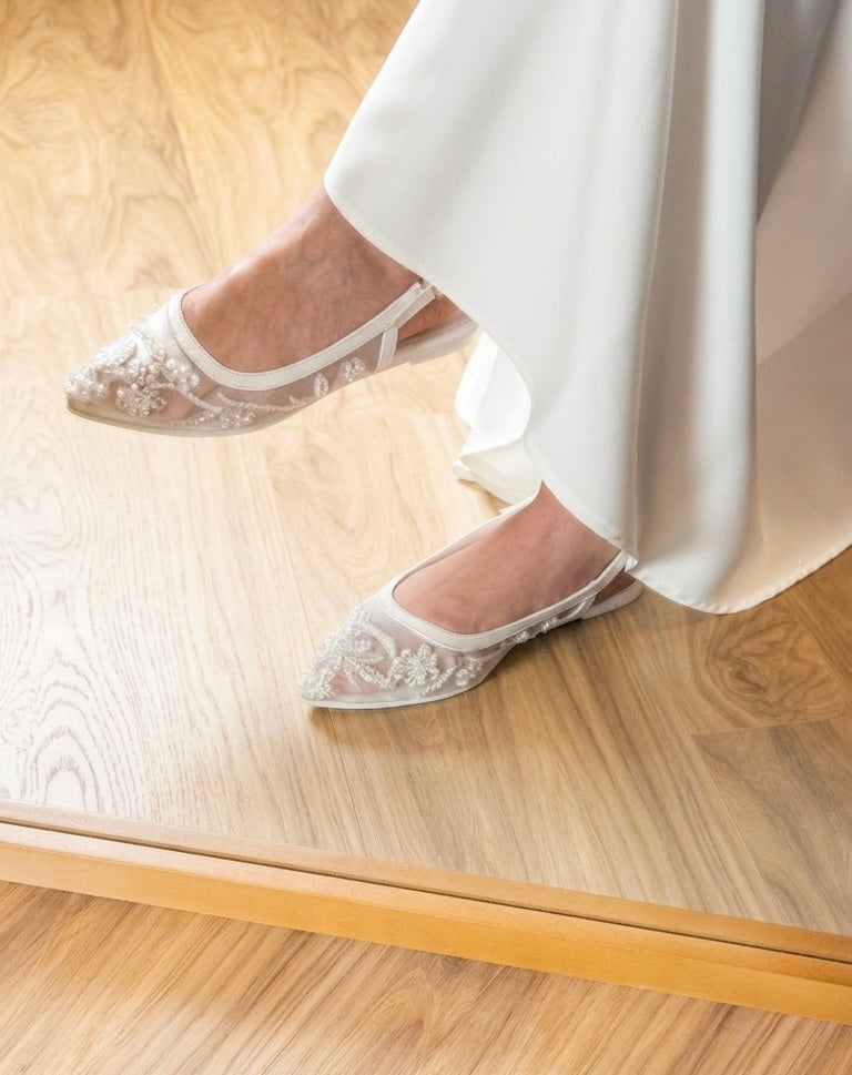 Pointed Bella Flat - white