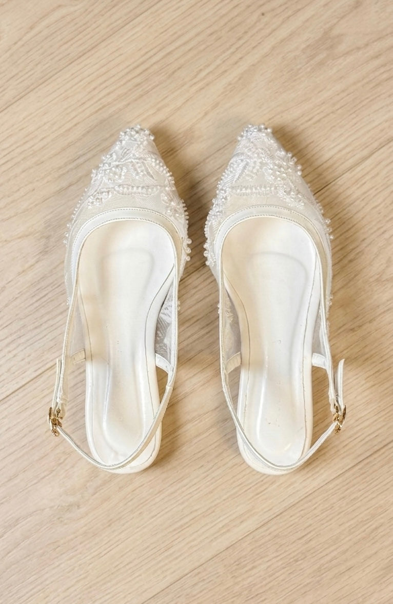 Pointed Bella Flat - white