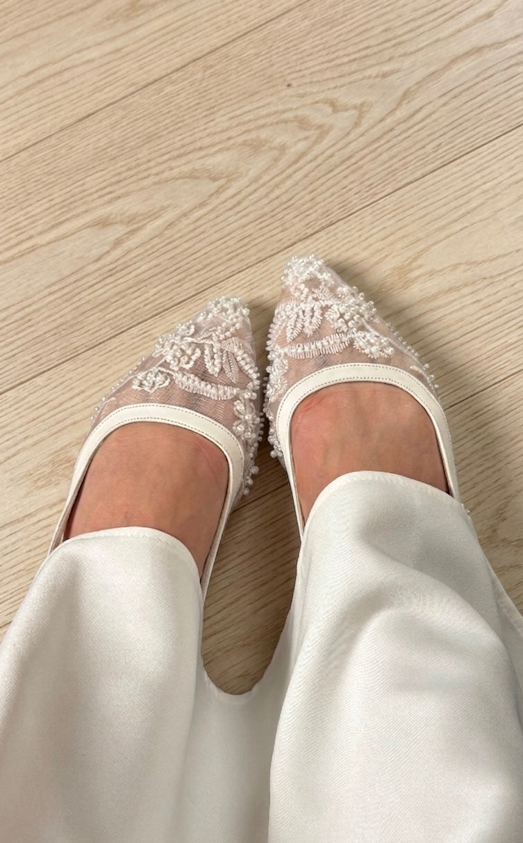 Pointed Bella Flat - white