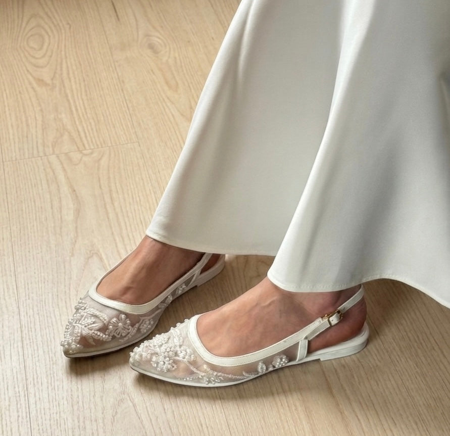 Pointed Bella Flat - white